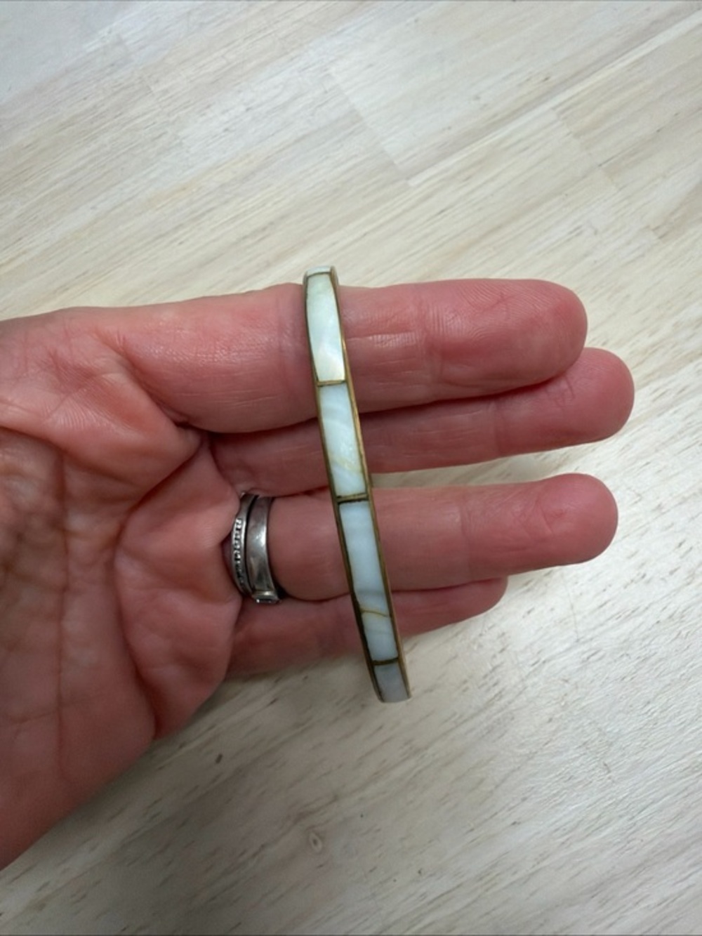 Vintage Shell Mother Of Pearl Bangle Bracelet Brass Tone Ocean Sea